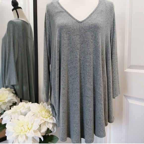 Green Envelope Tops - Green Envelope soft tunic v-neck 3/4 sleeve Top